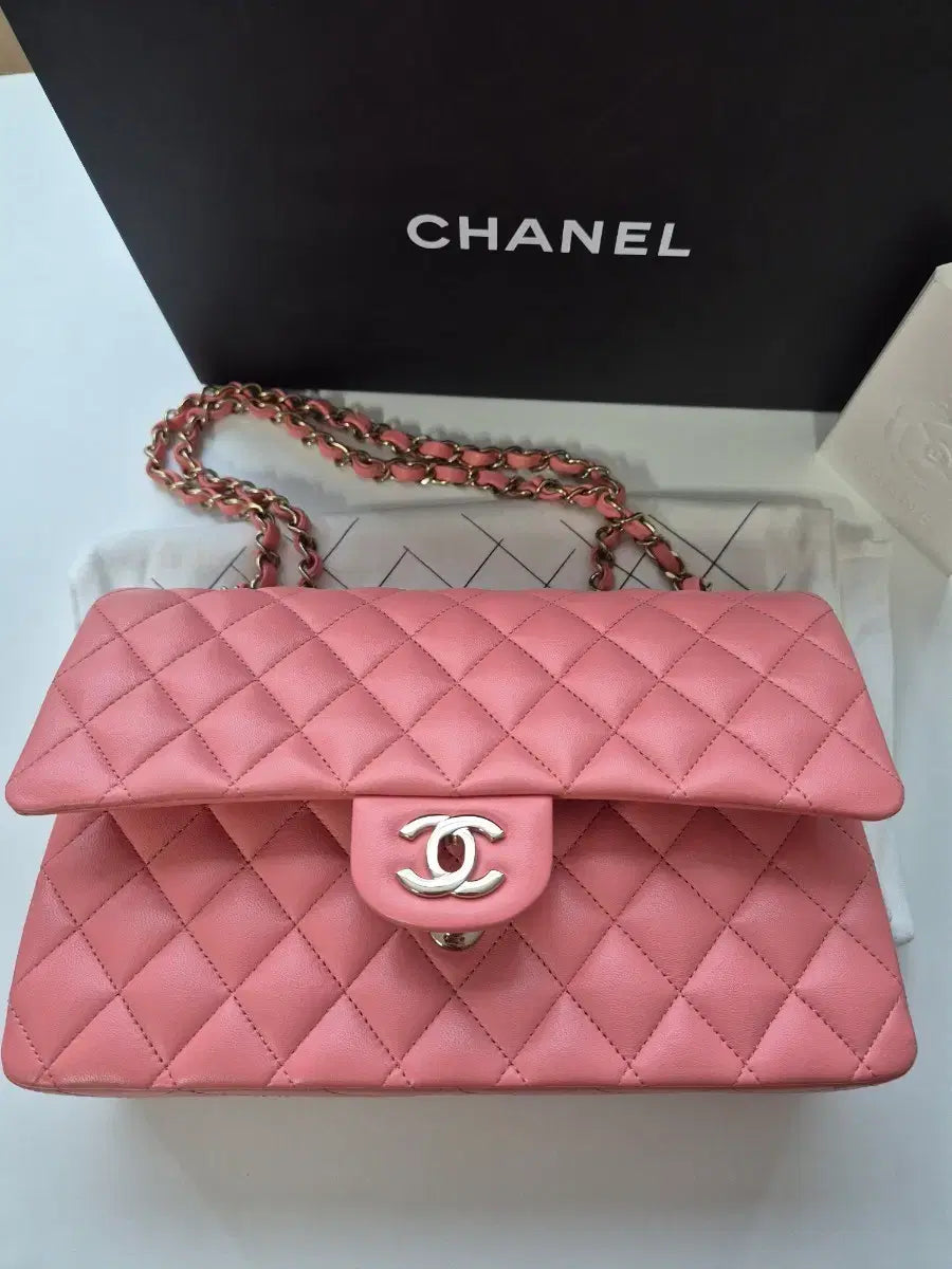 CHANEL Classic Medium Flap Bag