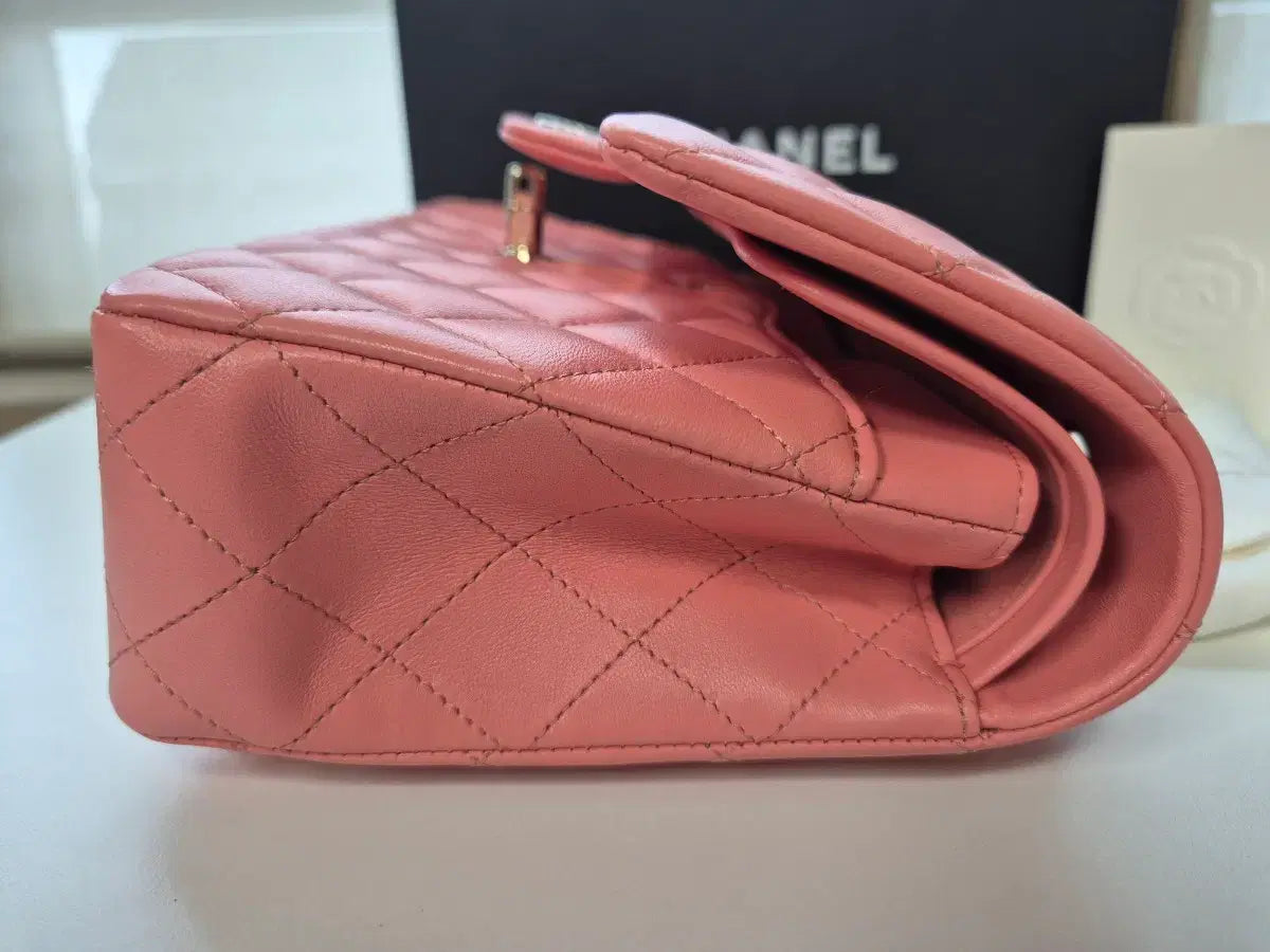 CHANEL Classic Medium Flap Bag