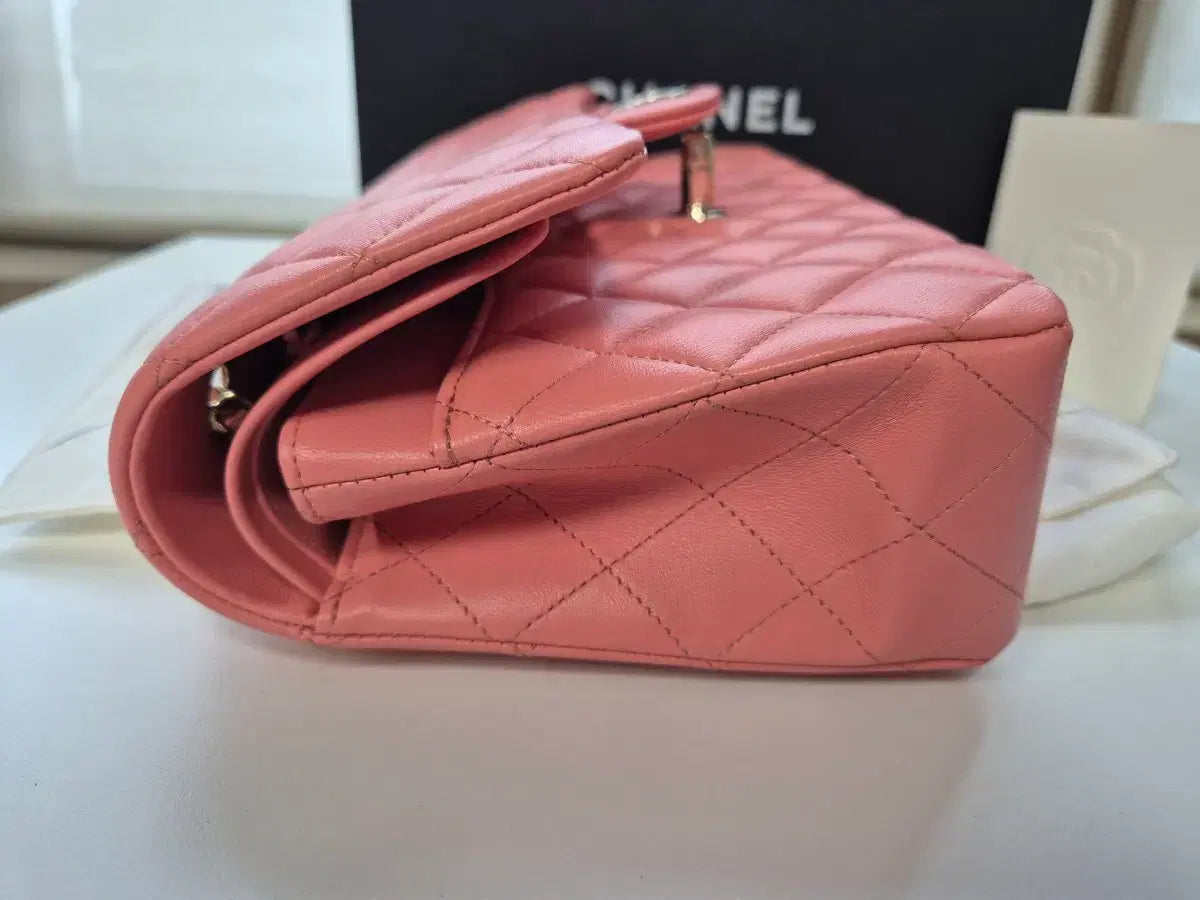 CHANEL Classic Medium Flap Bag